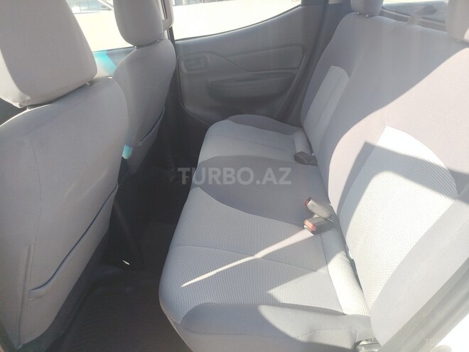 Mitsubishi L200-10