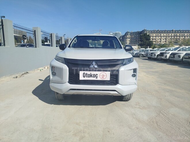 Mitsubishi L200-1