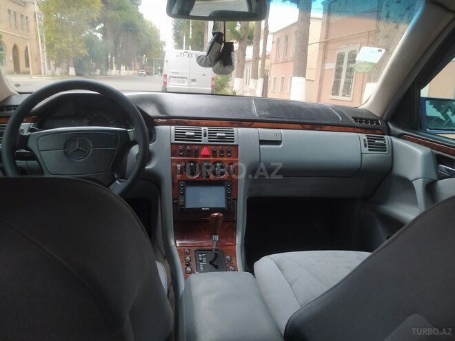 Mercedes E 240 1998, 303,000 km - 2.4 l - Qazax