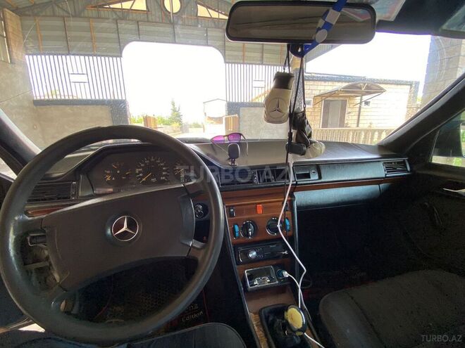 Mercedes E 250 1991, 515,225 km - 2.5 l - Saatlı