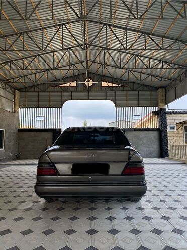 Mercedes E 250 1991, 515,225 km - 2.5 l - Saatlı
