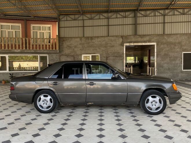 Mercedes E 250 1991, 515,225 km - 2.5 l - Saatlı