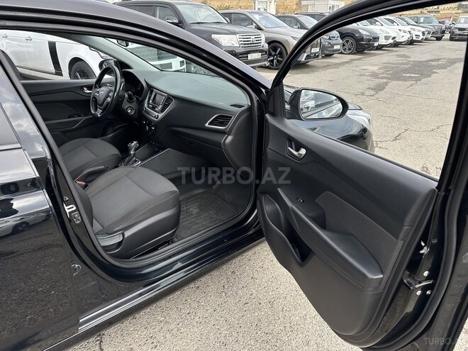 Hyundai Accent-17