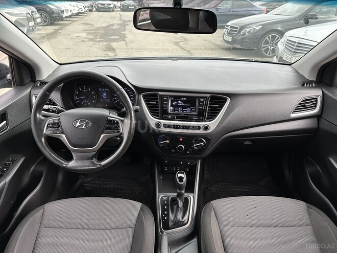 Hyundai Accent-12
