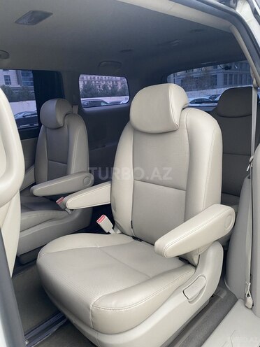 Kia Carnival-10