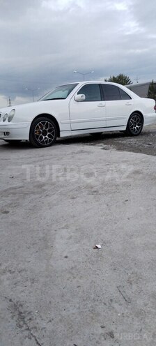 Mercedes E 240 2001, 333,000 km - 2.6 l - Ucar