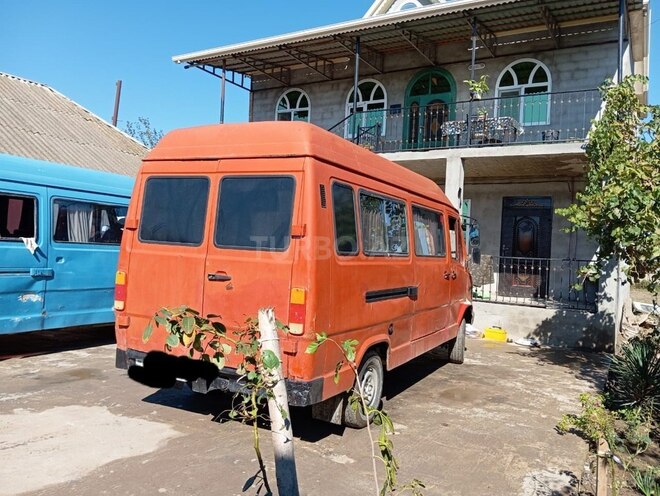 Mercedes 208 D 1990, 32,547 km - 2.0 л - Biləsuvar