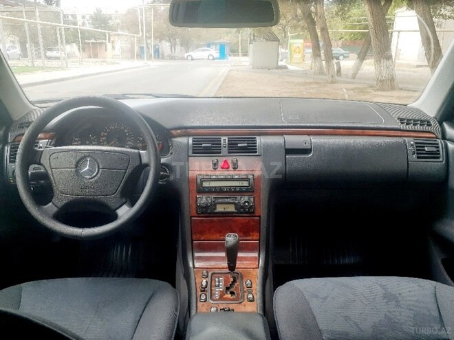 Mercedes E 240 1999, 298,000 km - 2.4 л - Sumqayıt
