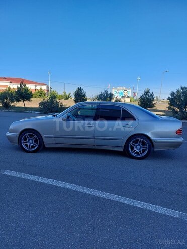 Mercedes E 240 2000, 300,000 km - 2.4 l - Qazax