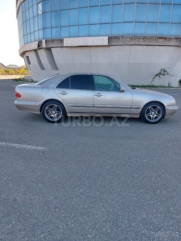 Mercedes E 240 2000, 300,000 km - 2.4 l - Qazax