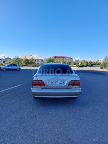 Mercedes E 240 2000, 300,000 km - 2.4 l - Qazax