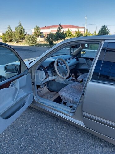 Mercedes E 240 2000, 300,000 km - 2.4 l - Qazax