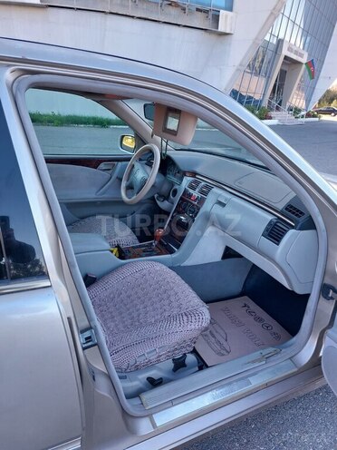 Mercedes E 240 2000, 300,000 km - 2.4 l - Qazax