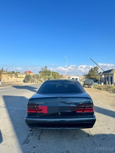 Mercedes E 220 d-3