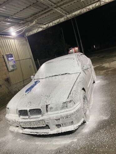 BMW 318 1993, 340,000 km - 1.8 л - Qusar