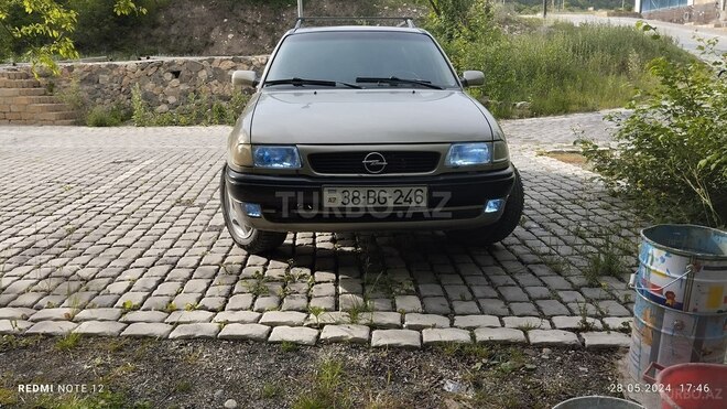 Opel Astra 1996, 342,000 km - 1.6 l - Qusar