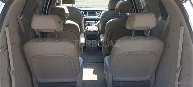 Kia Carnival-13