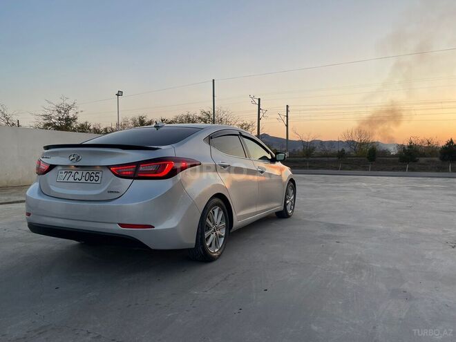 Hyundai Elantra-4