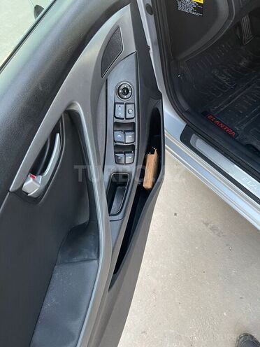 Hyundai Elantra-11