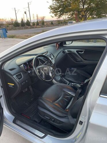 Hyundai Elantra-8