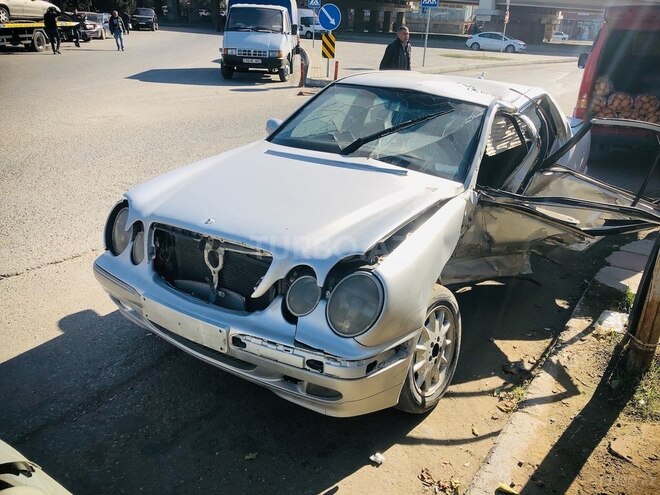 Mercedes E 220 d 2000, 296,384 km - 2.2 l - Bakı
