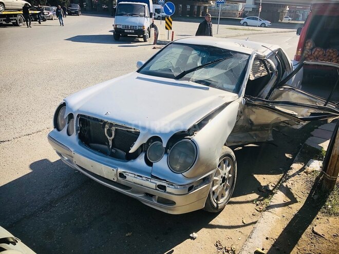 Mercedes E 220 d 2000, 296,384 km - 2.2 l - Bakı