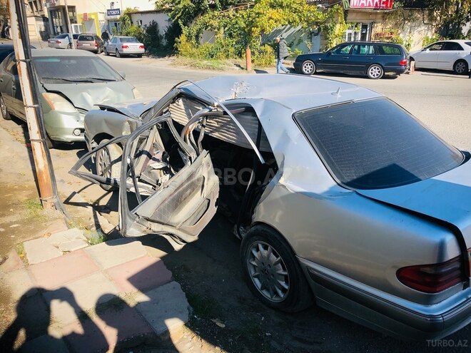 Mercedes E 220 d 2000, 296,384 km - 2.2 l - Bakı