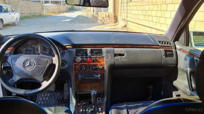 Mercedes E 240 1998, 322,325 km - 2.4 л - Goranboy