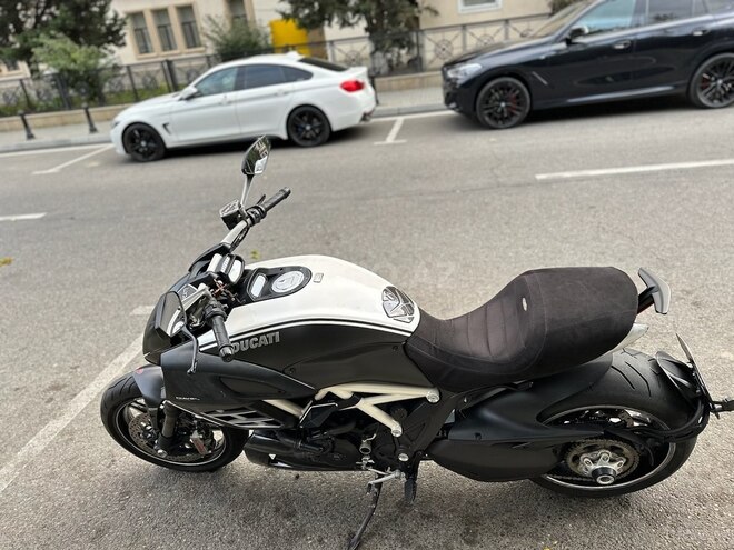Ducati Diavel-8
