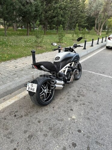 Ducati Diavel-6