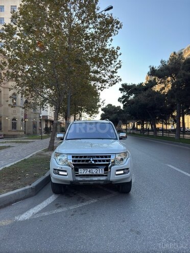 Mitsubishi Pajero 2010, 299,800 km - 3.5 л - Bakı