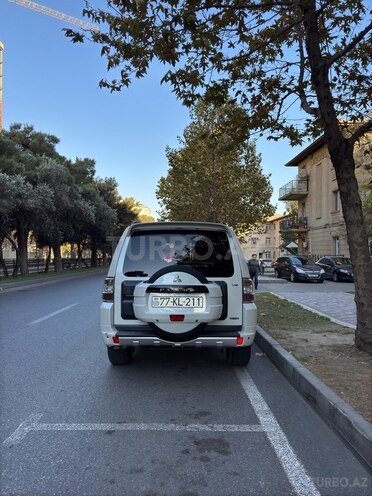 Mitsubishi Pajero 2010, 299,800 km - 3.5 л - Bakı