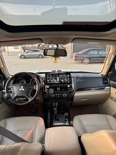 Mitsubishi Pajero 2010, 299,800 km - 3.5 л - Bakı
