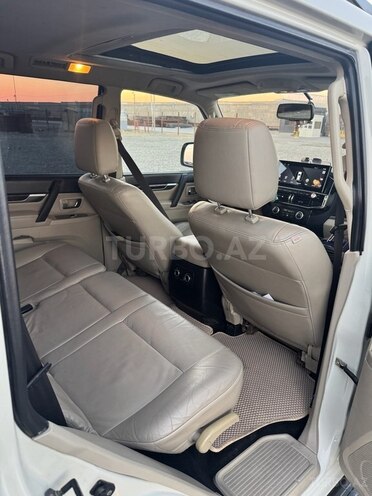 Mitsubishi Pajero 2010, 299,800 km - 3.5 л - Bakı