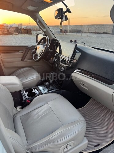 Mitsubishi Pajero 2010, 299,800 km - 3.5 л - Bakı