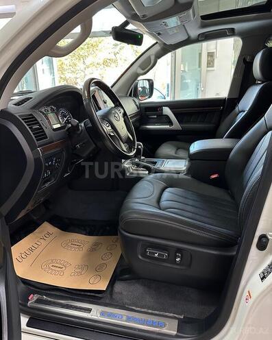 Toyota Land Cruiser-9