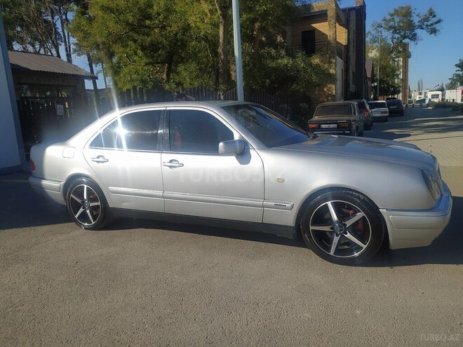 Mercedes E 240 1998, 340,000 km - 2.4 l - Xudat