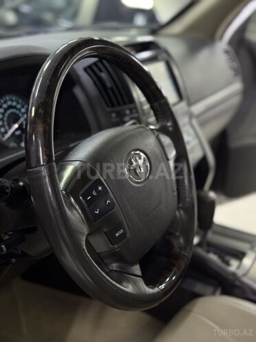 Toyota Land Cruiser-13
