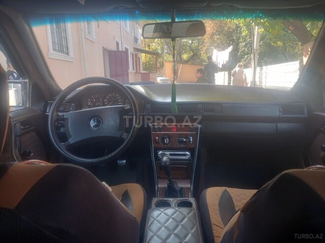 Mercedes E 200 1992, 629,289 km - 2.0 l - Qazax