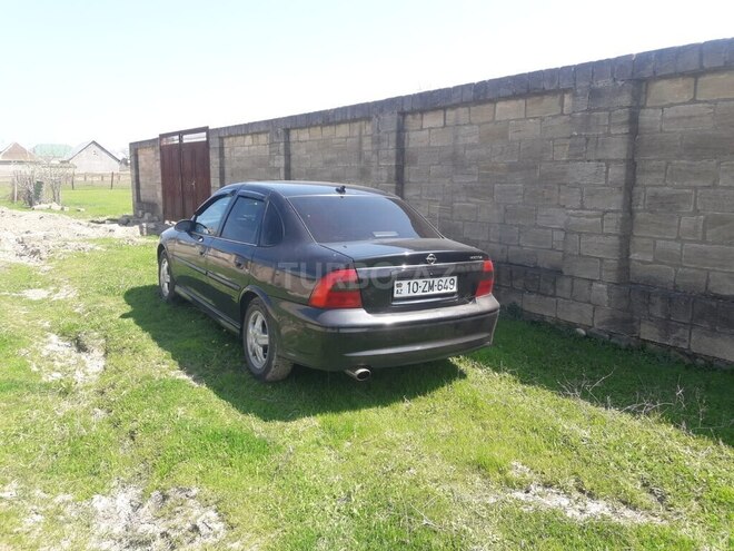 Opel Vectra 1996, 300,000 km - 1.6 l - Xudat
