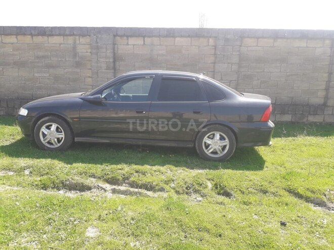 Opel Vectra 1996, 300,000 km - 1.6 l - Xudat