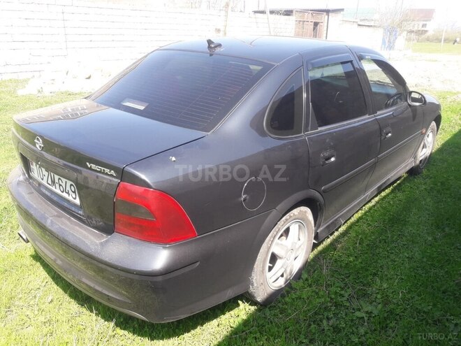 Opel Vectra 1996, 300,000 km - 1.6 l - Xudat