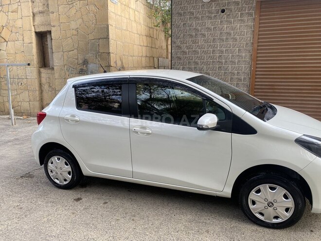 Toyota Vitz 2015, 95,000 km - 1.3 л - Bakı