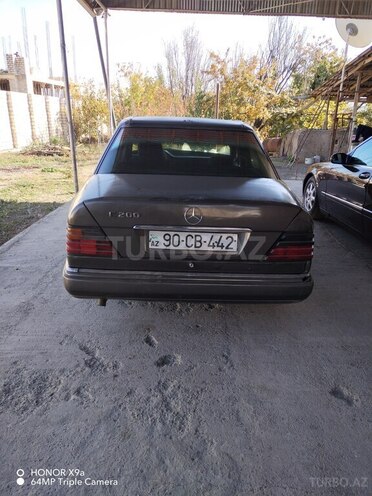 Mercedes E 200 d 1990, 65,998 km - 2.0 l - Tovuz