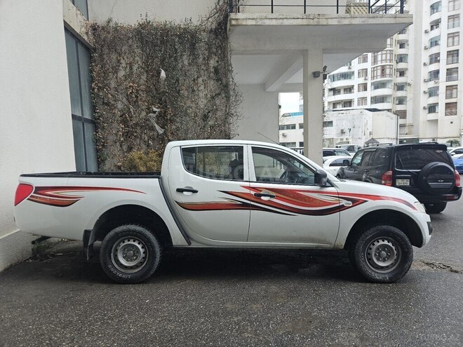 Mitsubishi L200 2014, 330,000 km - 2.5 л - Bakı