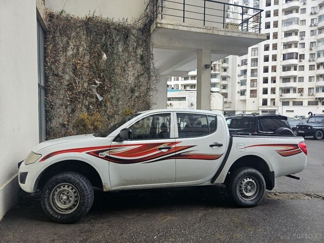 Mitsubishi L200 2014, 330,000 km - 2.5 л - Bakı