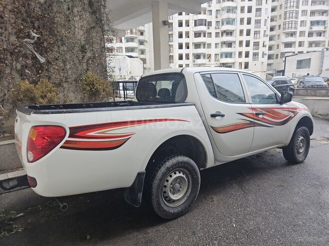 Mitsubishi L200 2014, 330,000 km - 2.5 л - Bakı
