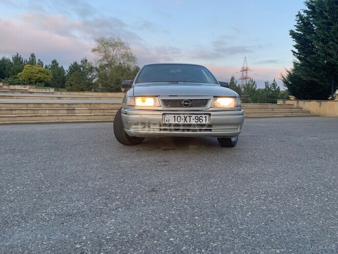 Opel Vectra 1992, 200,000 km - 1.8 l - Qusar
