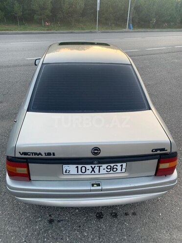 Opel Vectra 1992, 200,000 km - 1.8 l - Qusar