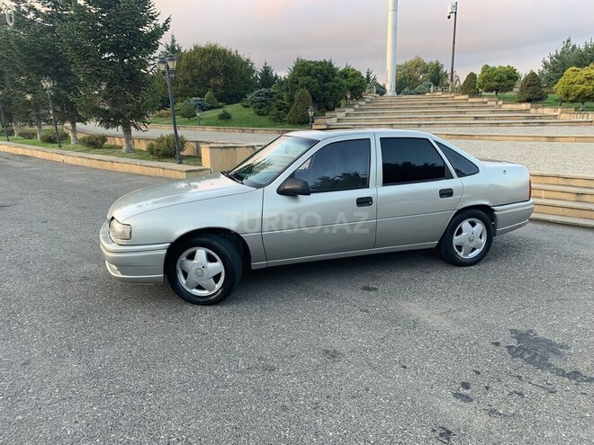 Opel Vectra 1992, 200,000 km - 1.8 l - Qusar